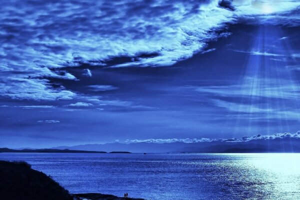 El azul de la noche se refleja en el agua