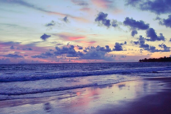 Foto de una puesta de sol en el mar desde la orilla de la playa