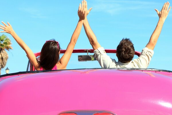 Couple en cabriolet rose