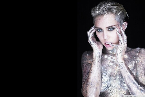 Nue et couverte de paillettes Miley Cyrus