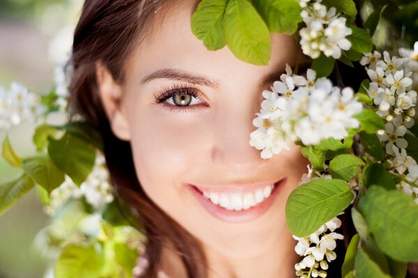 Bella ragazza sorridente nel fogliame