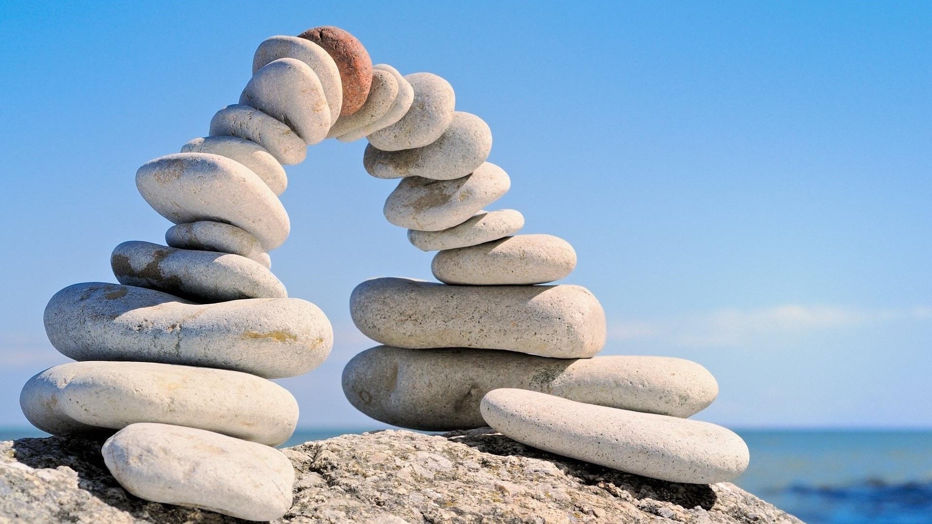 meer und ozean zen balance stabilität meditation harmonie kopfsteinpflaster boulder rock stein stacks strand gelassenheit einfachheit verbindung entspannung frieden natur glatt perfektion kies