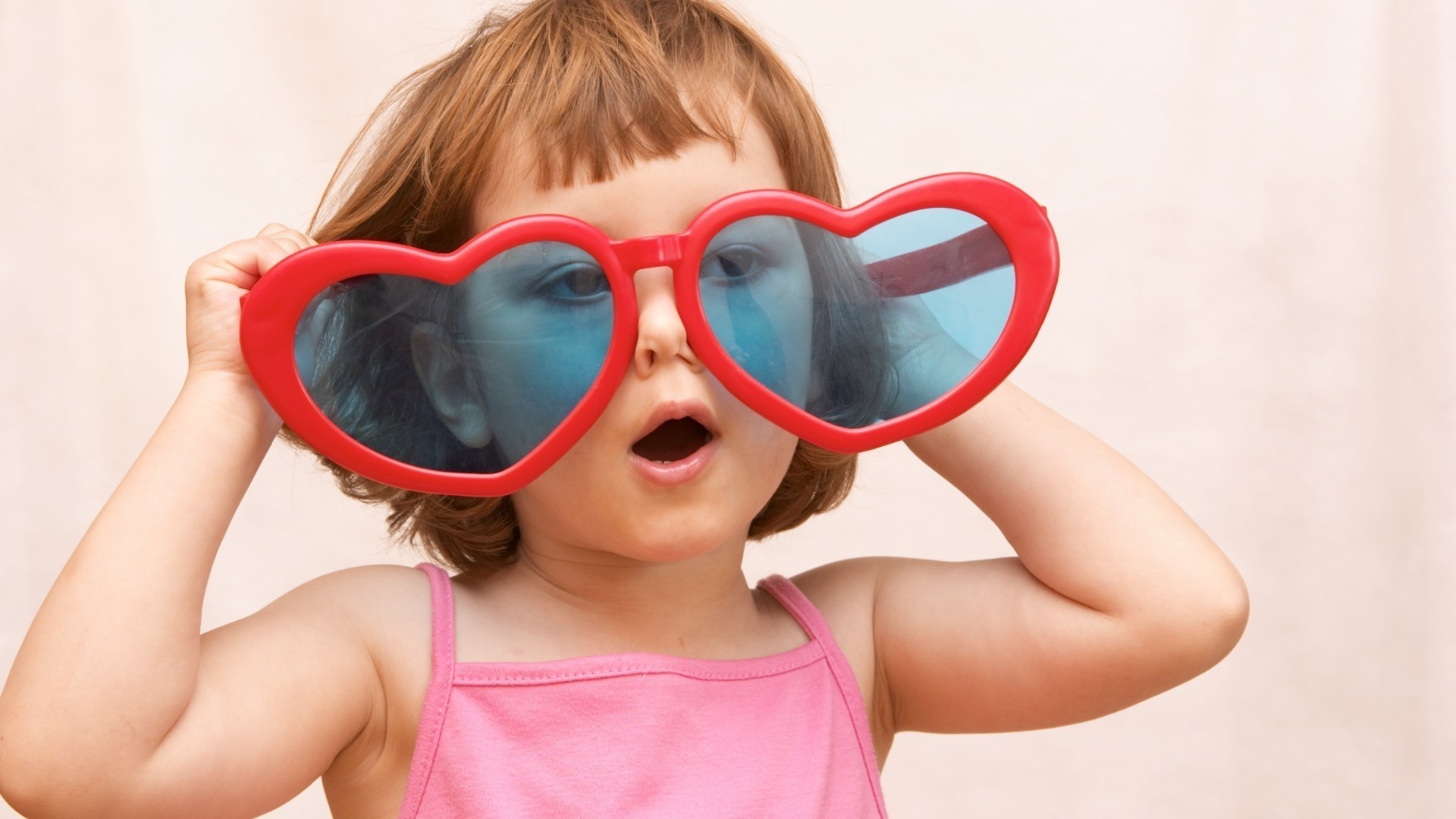 niños gafas de sol niño niña divertido lindo pequeño mujer joven hermoso verano retrato moda bonito divertido cara vacaciones solo cabello