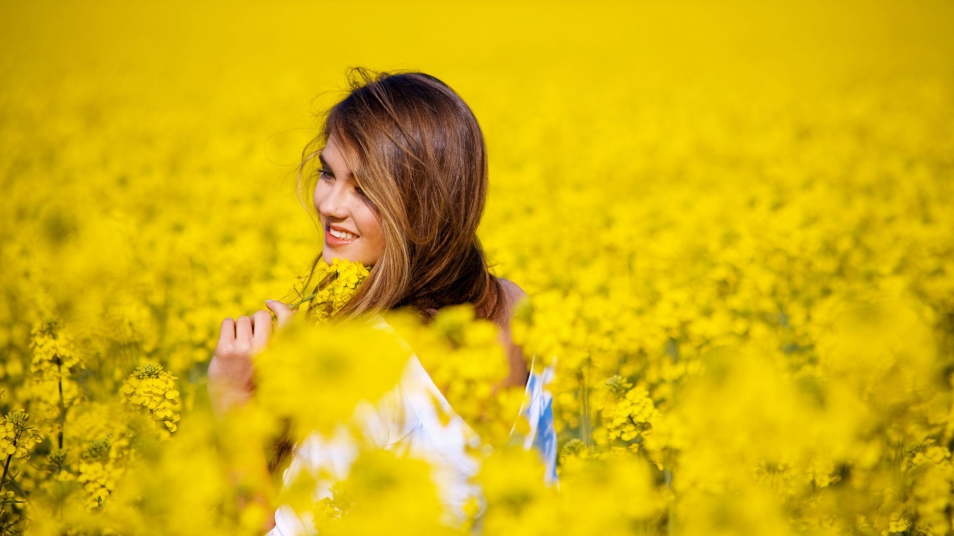 visage et sourire fleur champ nature été foin à l extérieur beau temps beau soleil paysage herbe