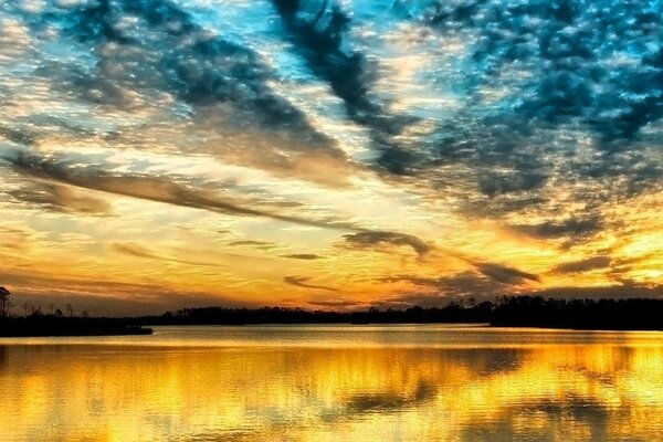 Wolken über dem Fluss bei Sonnenuntergang