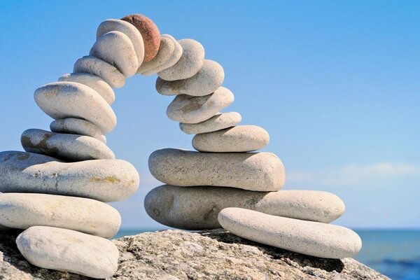 Schöne Figuren aus Steinen am Meer