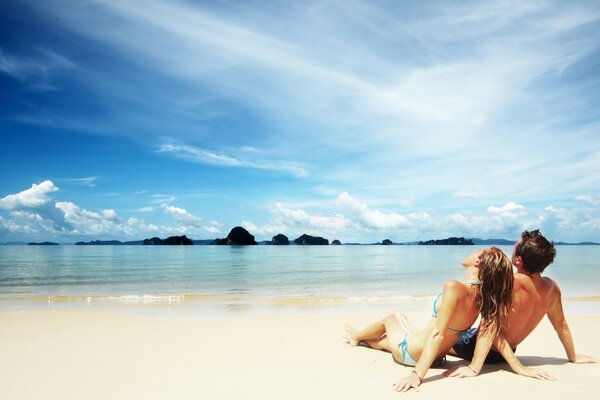 Pareja en una playa de arena blanca