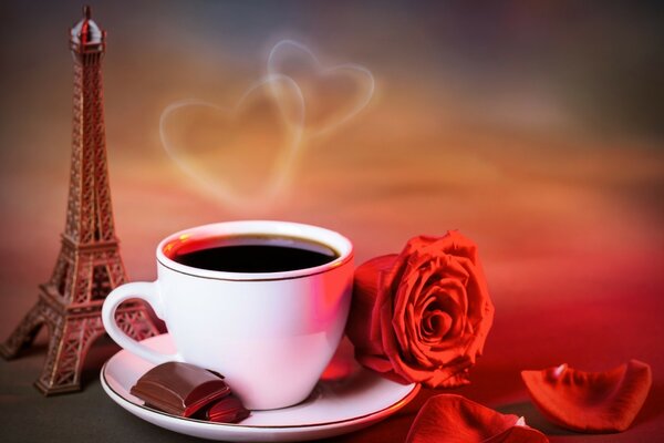 Café chaud sur fond romantique