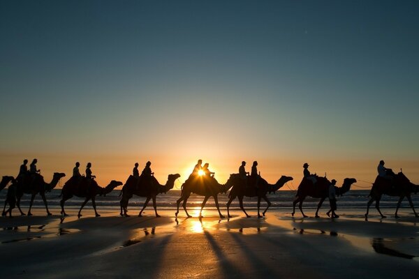 Caravane sur fond de soleil couchant