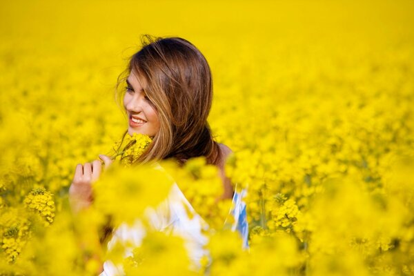 Mädchen im Feld mit gelben Blumen