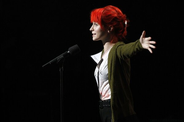 Retrato de la cantante Hayley Williams en un concierto