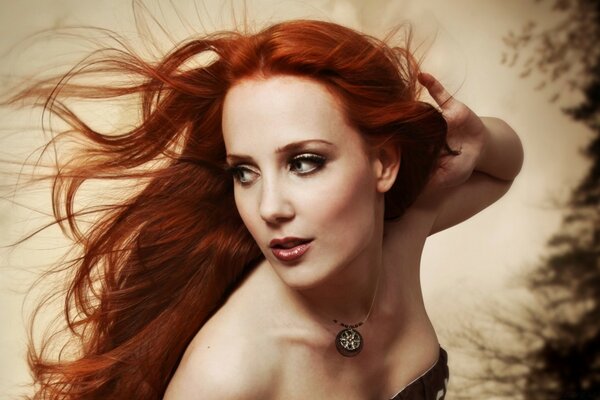 Portrait de femme aux cheveux roux