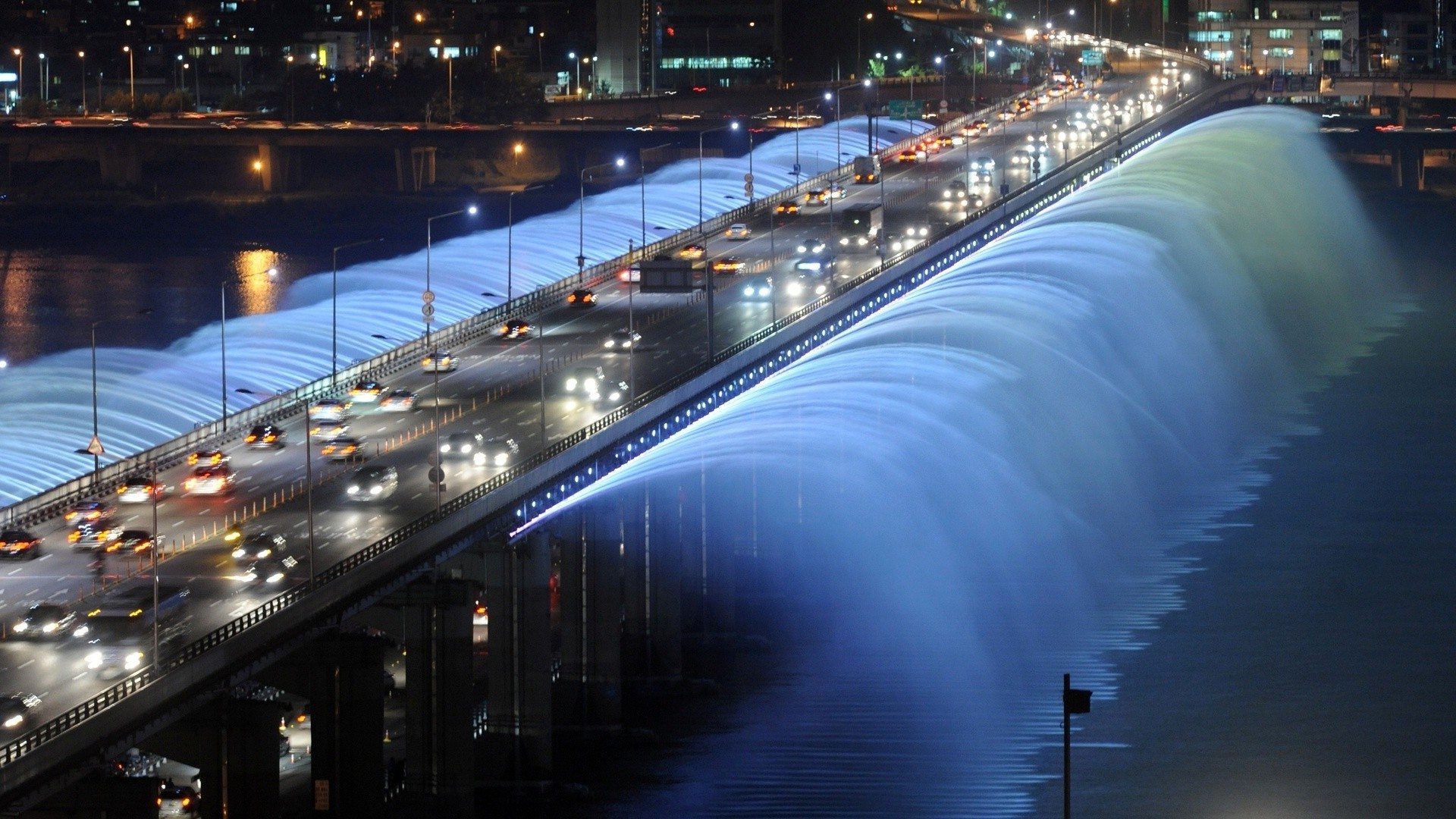 ciudades y arquitectura sistema de transporte puente carretera ciudad viajes noche desenfoque crepúsculo carretera tráfico calle coche río urbano agua casa centro de la ciudad arquitectura luz autobús