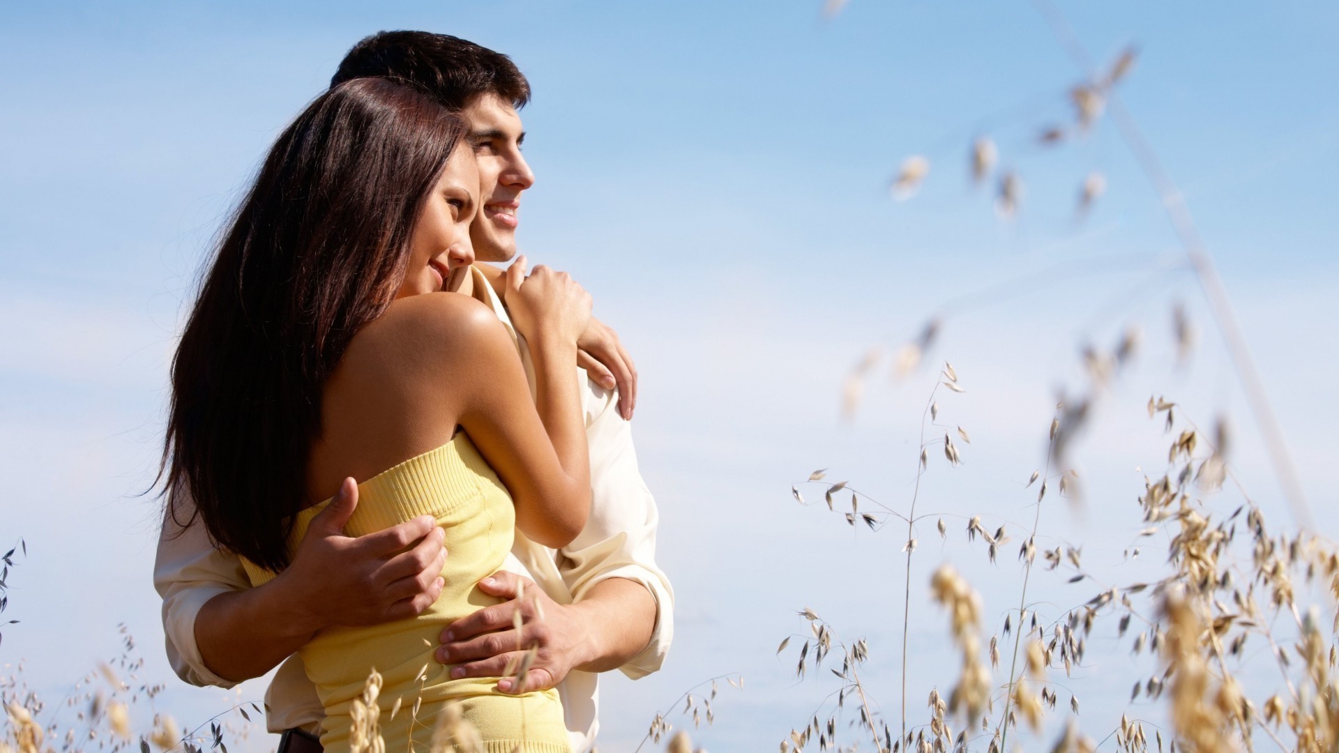 parejas de enamorados verano al aire libre naturaleza cielo unión placer buen tiempo mujer descanso relajación amor placer despreocupado alegría