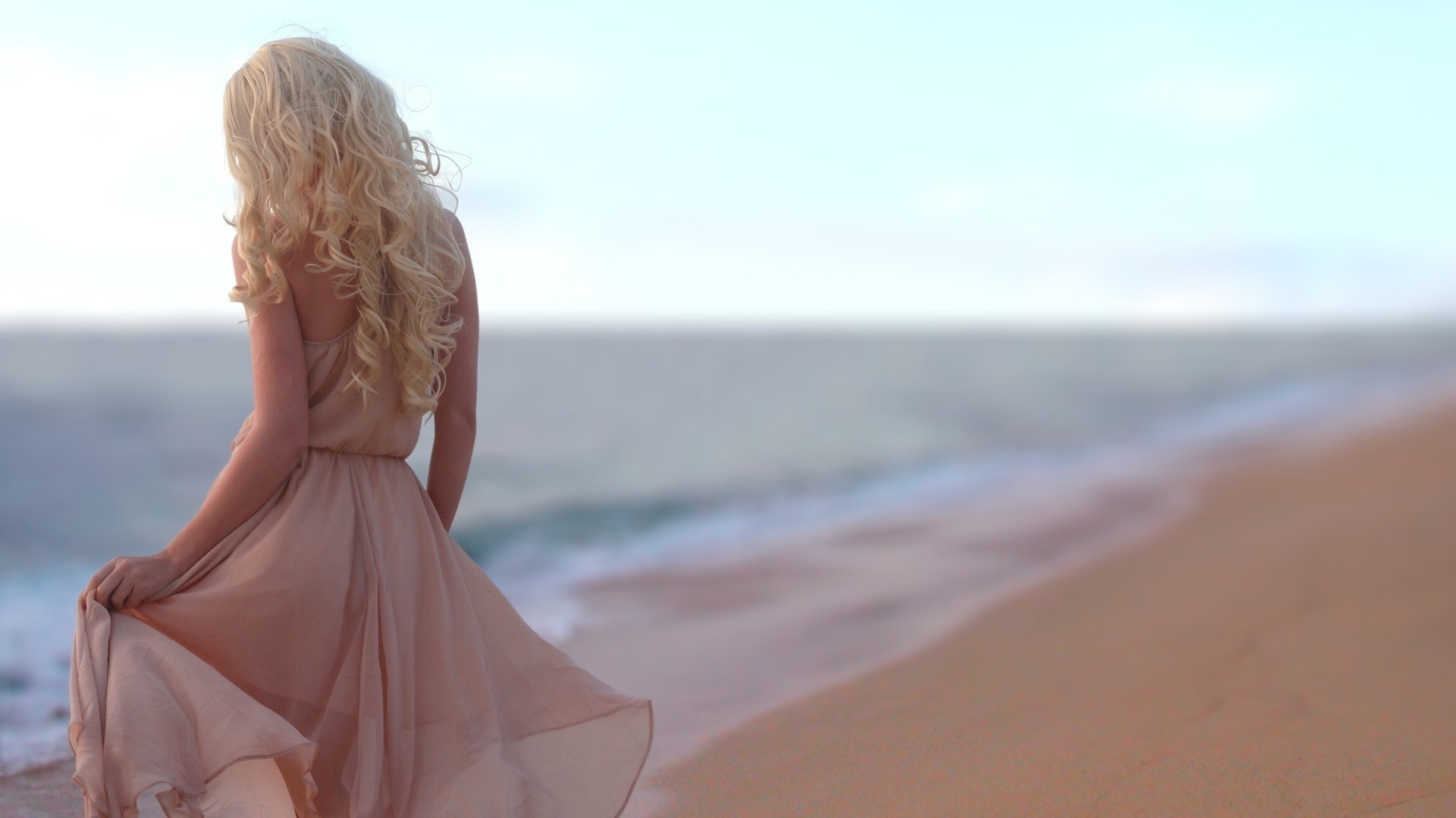 gekleidete mädchen strand sand meer sommer wasser ozean reisen natur himmel gutes wetter sonne meer urlaub frau sonnenuntergang im freien entspannung urlaub