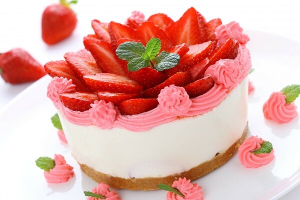 Delicious mini cake with strawberries and cream