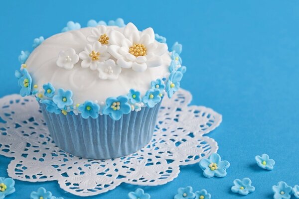 Gâteau appétissant dans la couleur bleu tendre