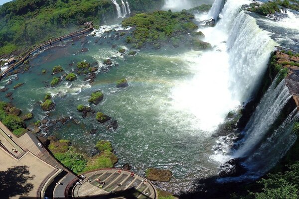 Majestuosas cascadas con agua ruidosa