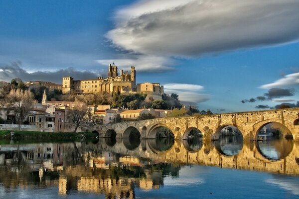 Hermoso lugar para viajar. Puente maravilloso