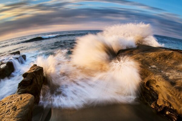 Foto del mar con el espray de agua