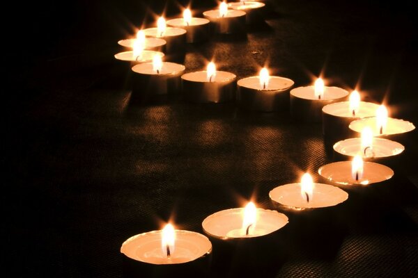 Un camino de muchas velas encendidas