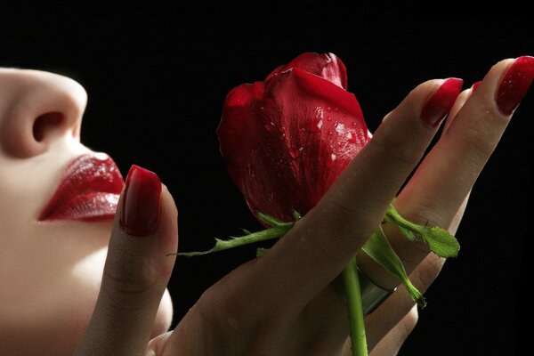 Chica con una rosa roja en la mano