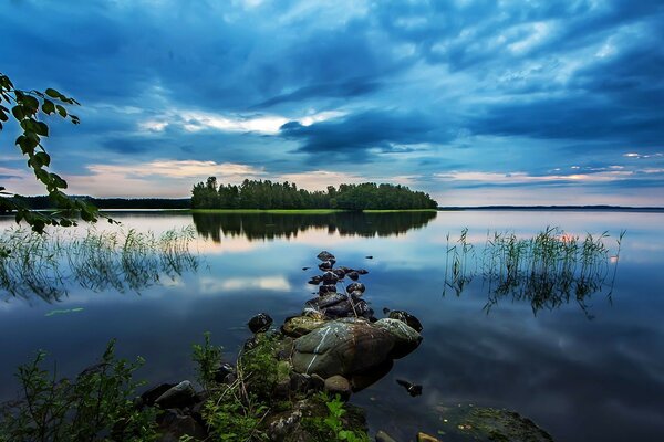 Місток з каменів з якого видно місто