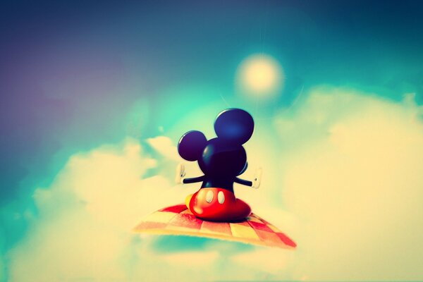 Mickey mouse quiere comer la nube