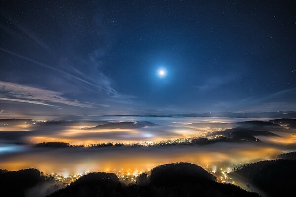 Paysage de nuit avec la lune dans le ciel