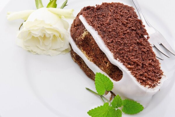 Gâteau multicouche à la crème et à la rose