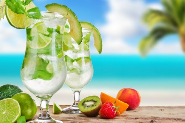 Bebidas tropicales en vasos y frutas