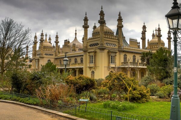 Belle maison avec lanterne