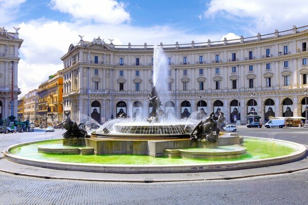 Hermosa fuente en el centro de la ciudad