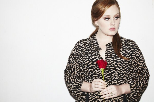 La chanteuse Adele avec une rose dans les mains