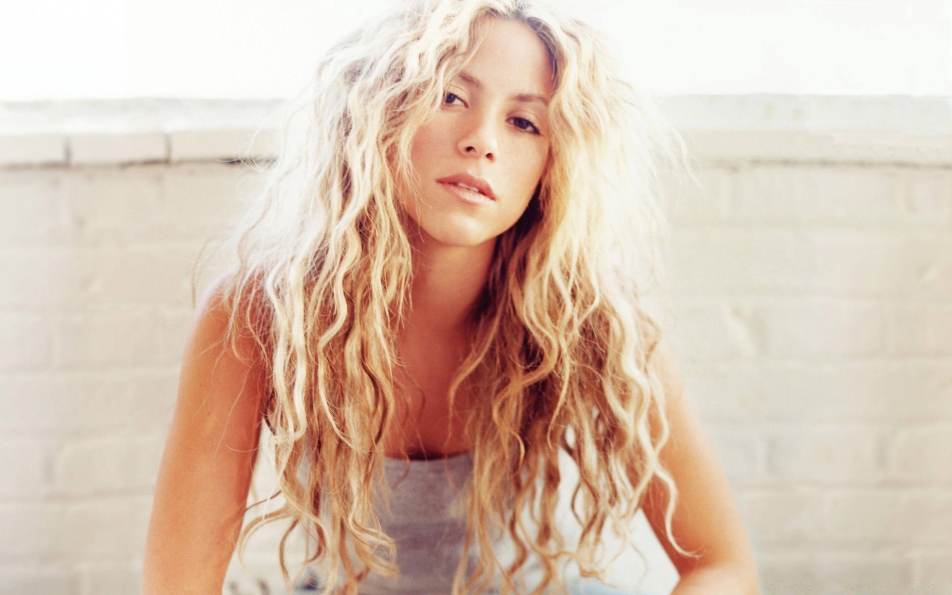 Shakira. Portrait in light colors. Strong young girl singer - desktop  wallpapers