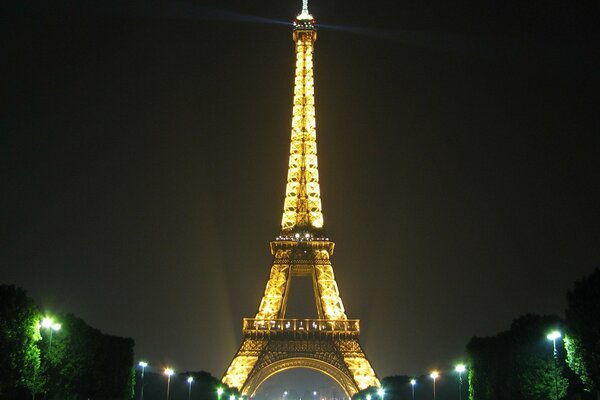 Torre de eyel no céu noturno