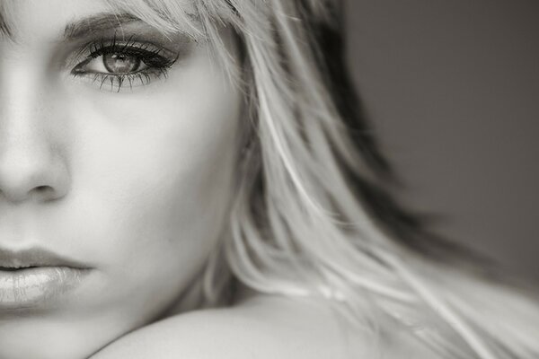 Portrait d une jeune fille aux cheveux longs