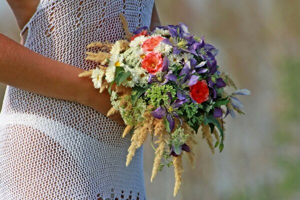 Regalo romántico para las flores de la muchacha