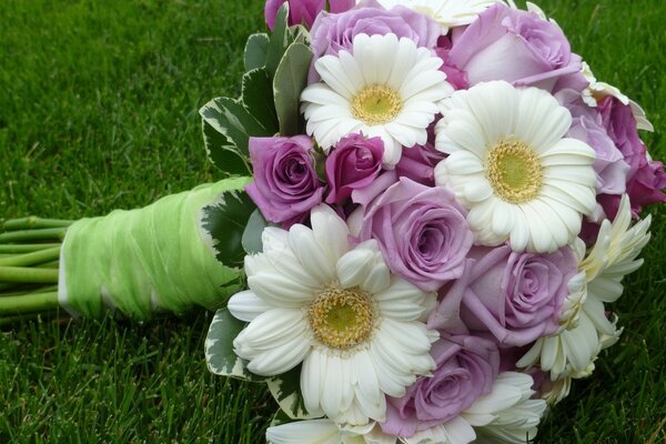 Um buquê de flores está no jardim