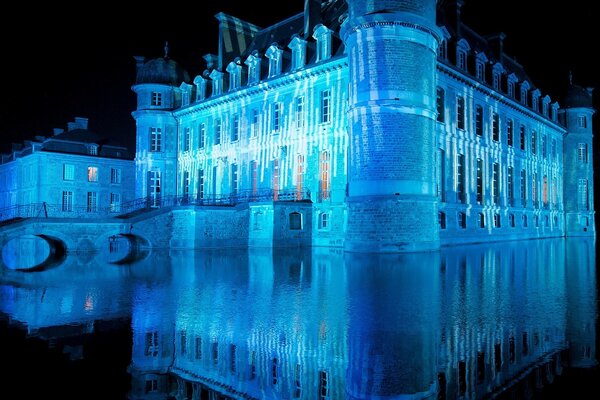 Casa sull acqua con illuminazione blu