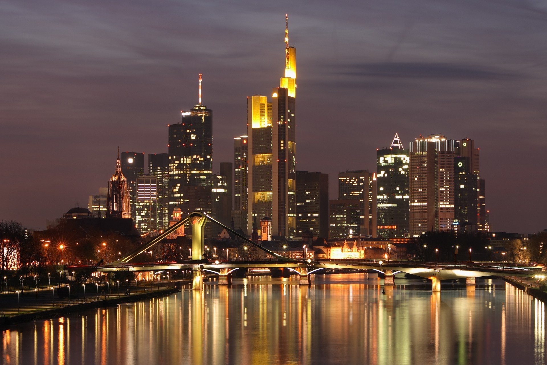 grattacieli città architettura fiume ponte acqua crepuscolo viaggi città skyline tramonto riflessione casa grattacielo cielo sera centro urbano lungomare moderno