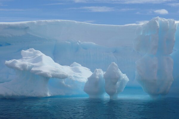 Iceberg en el agua bajo el sol