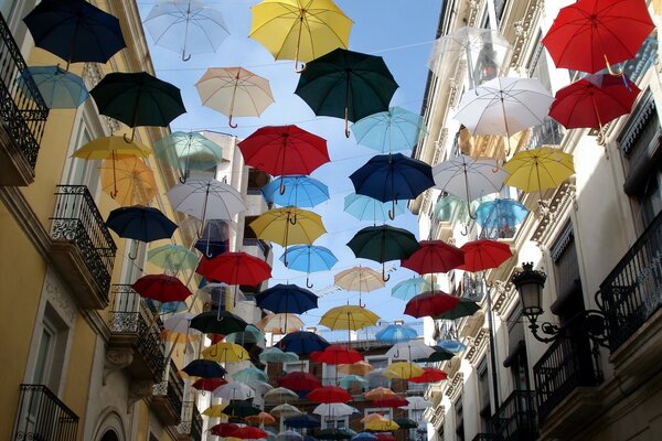 Festliche Farbgestaltung des Regenschirms und für die Straße