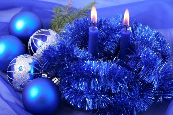 Weihnachtskomposition in blauen Tönen