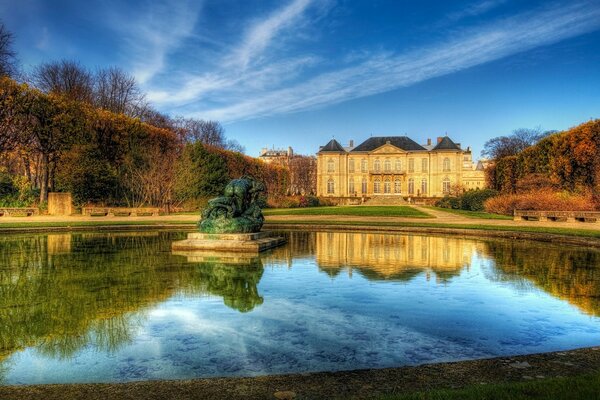 O castelo é lindamente refletido no lago em um dia claro