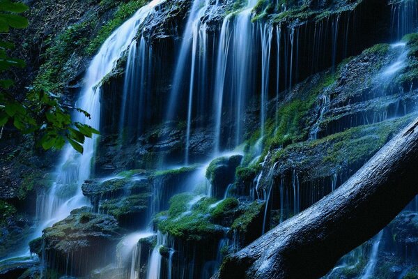 Cachoeira pitoresca entre pedras musgosas