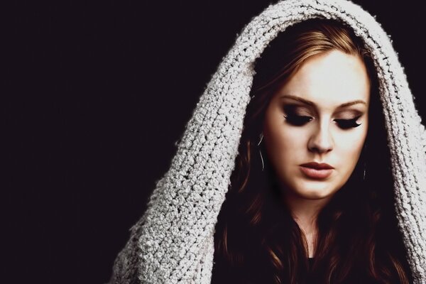 Ritratto della cantante Adele. Bella ragazza in un mantello di lana