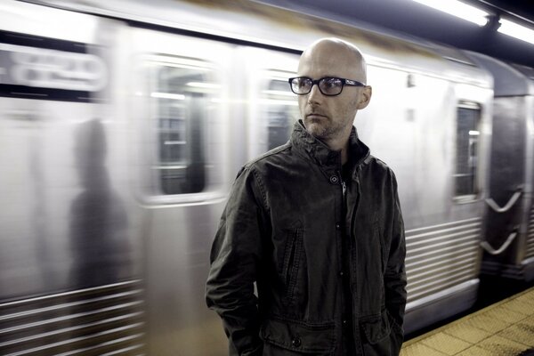 O compositor Moby segue o metrô