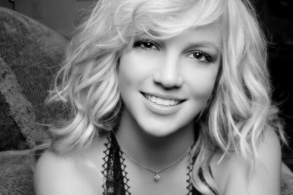 Britney sonríe en una foto en blanco y negro