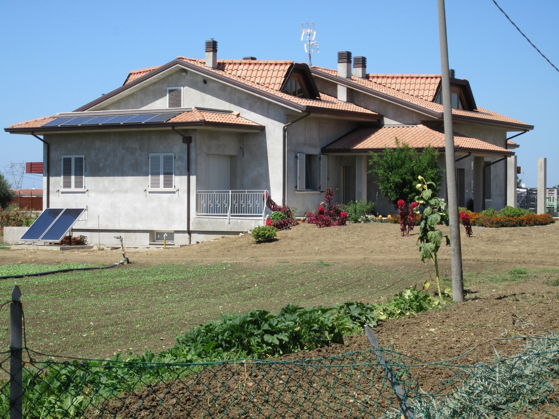 casas e chalés casa casas família arquitetura casa telhado quintal ao ar livre jardim luz do dia gramado